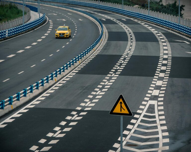 Jazda na suwak: Jak i kiedy stosować? Jaki mandat za złamanie przepisów?