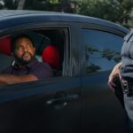 Dlaczego Policjant Kładzie Dłoń na Aucie Podczas Kontroli Drogowej?