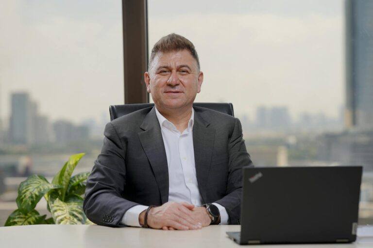 Prezes Poczty Polskiej odwołany: Sebastian Mikosz opuszcza stanowisko